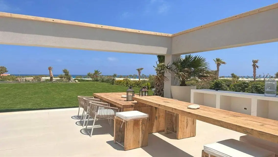 Luxury Apartment Overlooking Lakes with Shared Pool