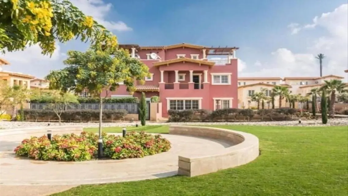 Luxurious Villa for Sale in Hyde Park - New Cairo