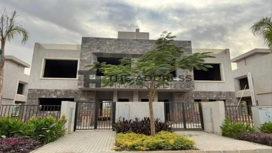 فيلا فاخرة للبيع مع مسبح خاص وحديقة خاصة
