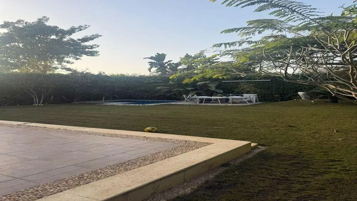 منزل فاخر مع حديقة ومسبح خاص