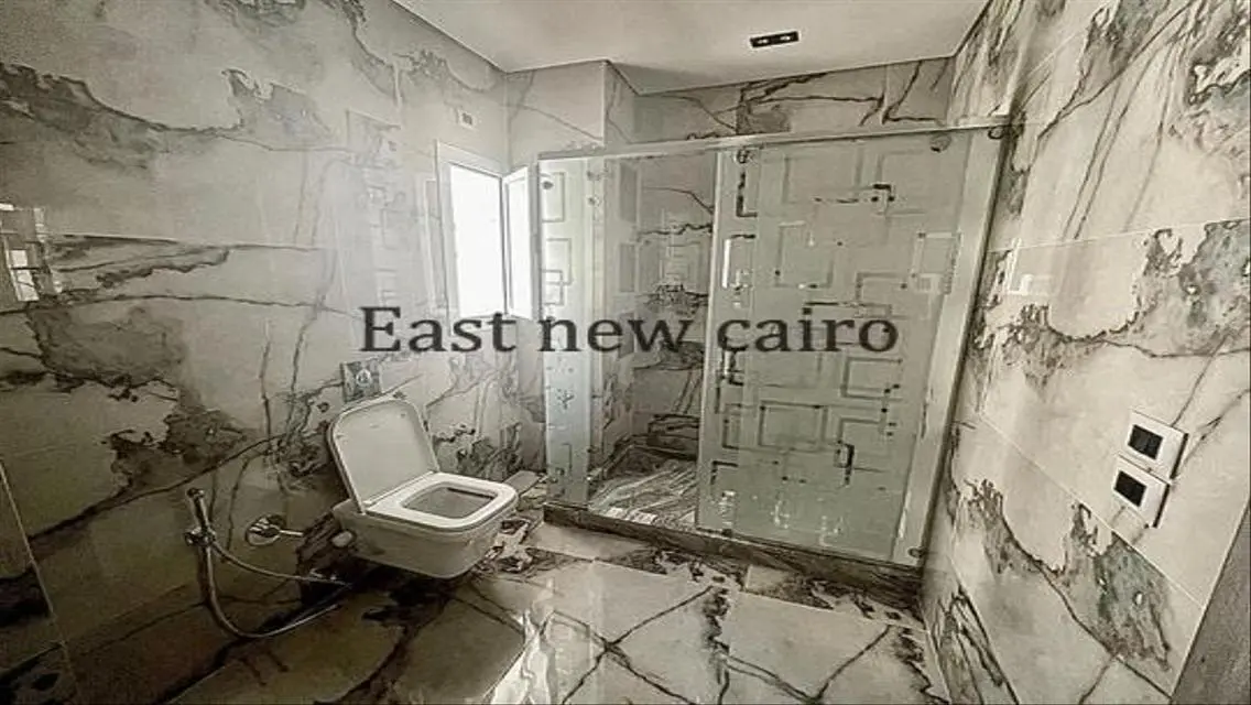 فيلا فاخرة للبيع بمساحة شاسعة وإطلالة مدهشة