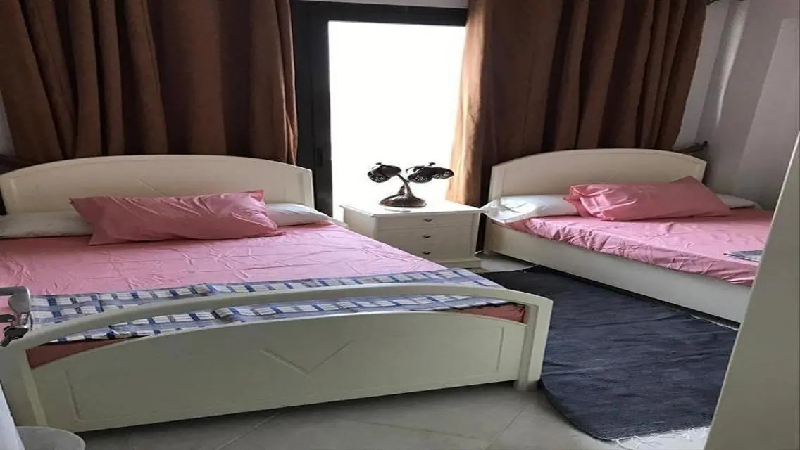 فيلا فاخرة مع حديقة خاصة ومسبح مشترك