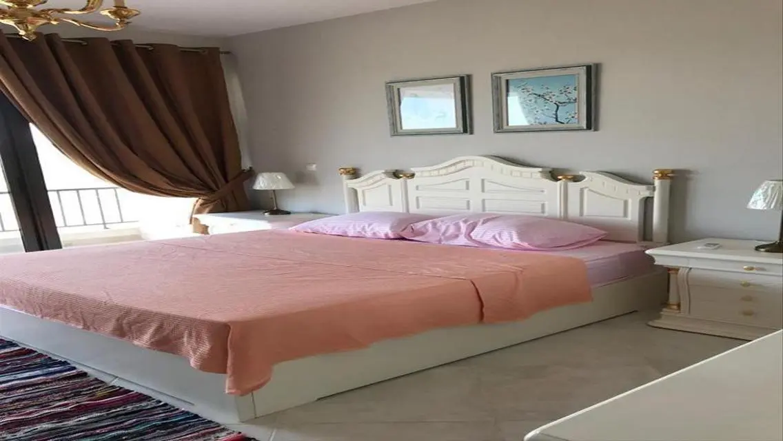 فيلا فاخرة مع حديقة خاصة ومسبح مشترك