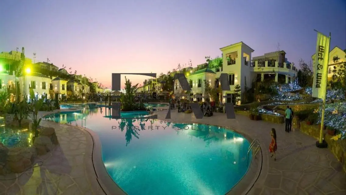 Luxury Apartment with Spacious Living and Major Landmark View