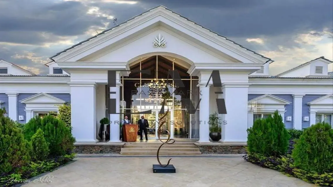 Luxury Apartment with Spacious Living and Major Landmark View