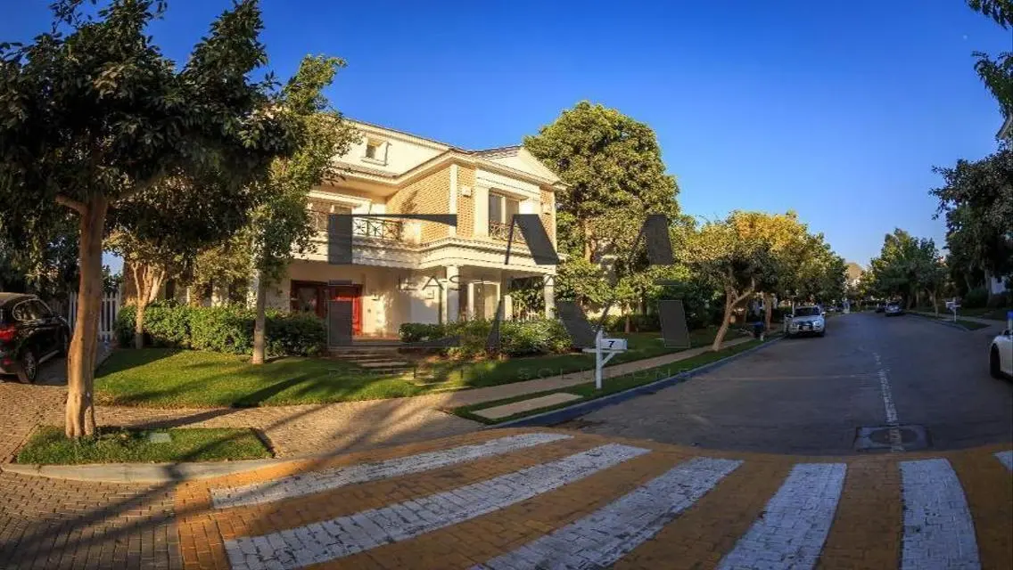 Luxury Apartment with Spacious Living and Major Landmark View