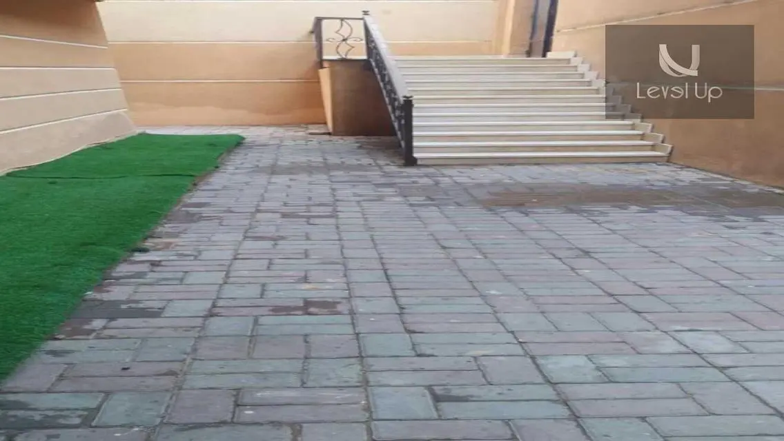شقة للإيجار بمساحة واسعة في موقع متميز