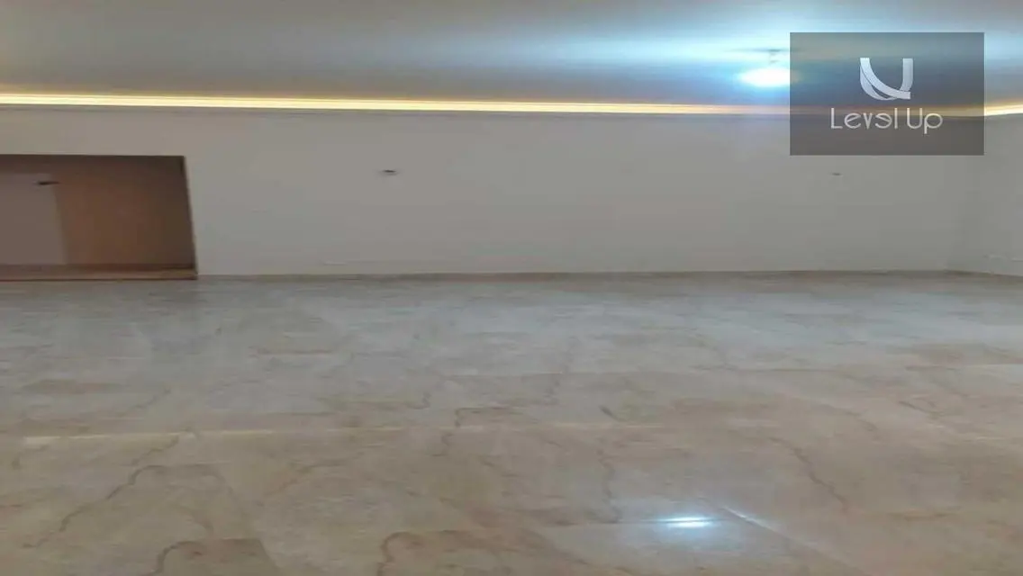 شقة للإيجار بمساحة واسعة في موقع متميز