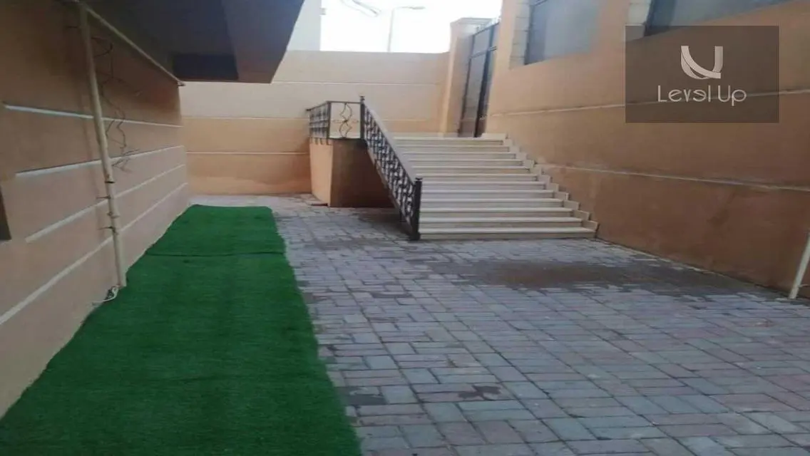 شقة للإيجار بمساحة واسعة في موقع متميز