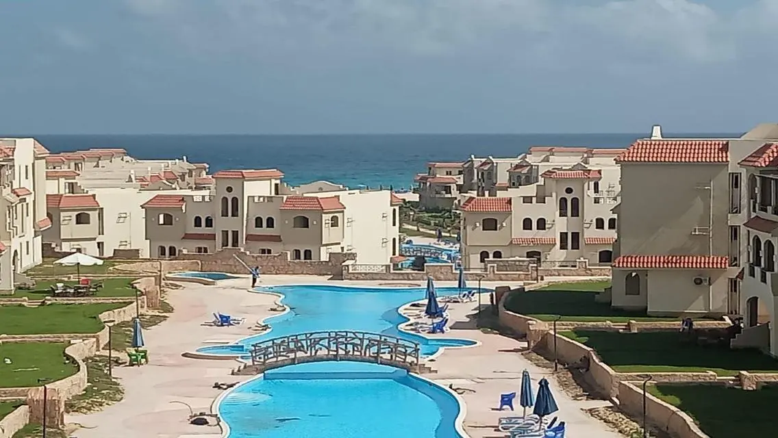 شقة رائعة بمسبح مشترك وبسعر مغري