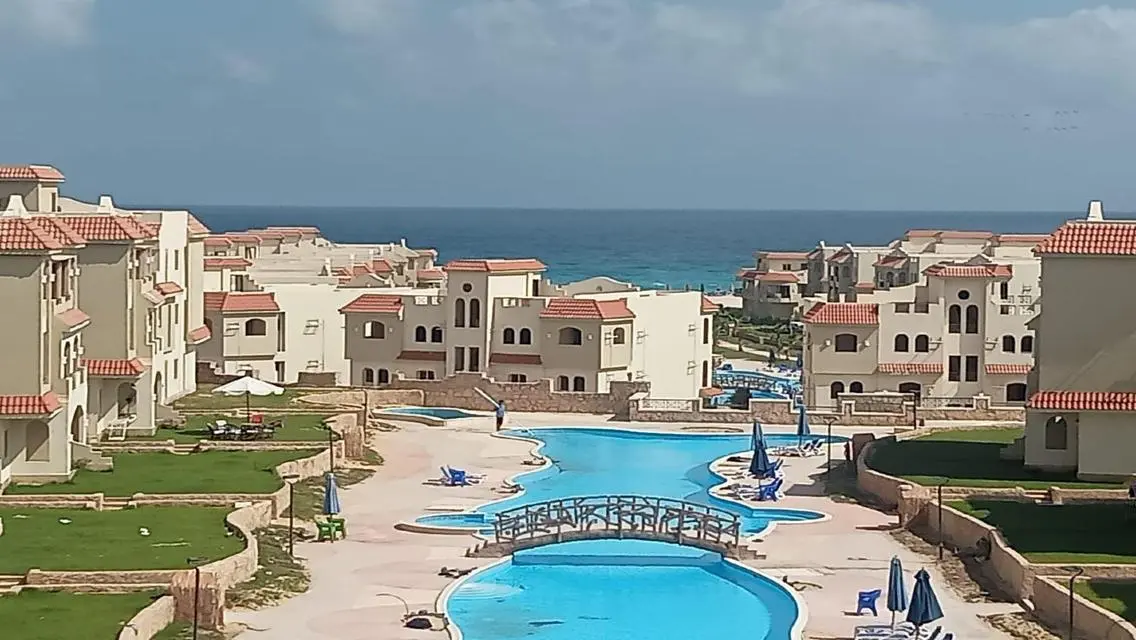 شقة رائعة بمسبح مشترك وبسعر مغري