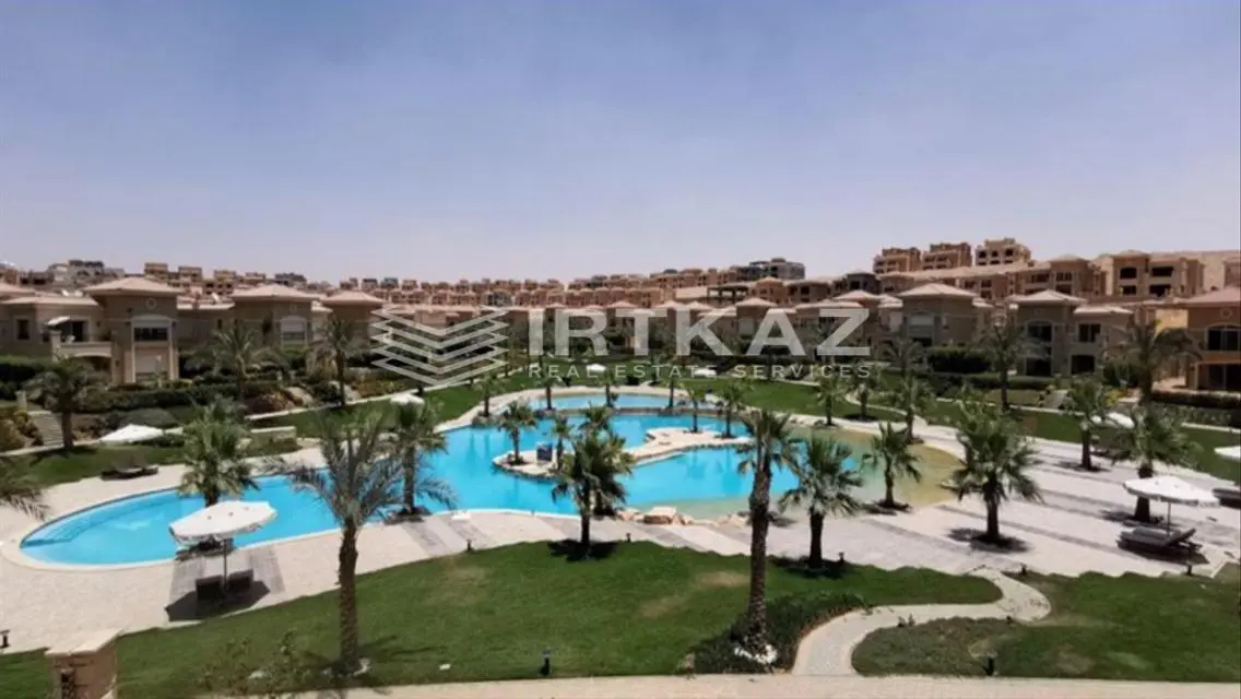 فيلا فاخرة للبيع مع إطلالة رائعة على البحيرة