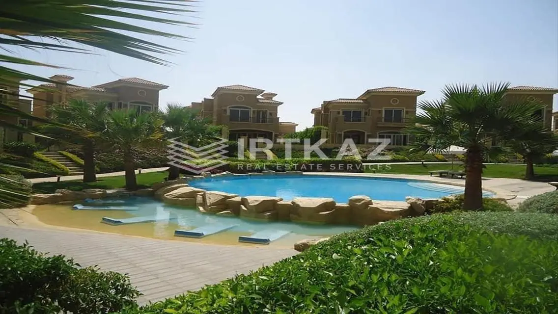 فيلا فاخرة للبيع مع إطلالة رائعة على البحيرة