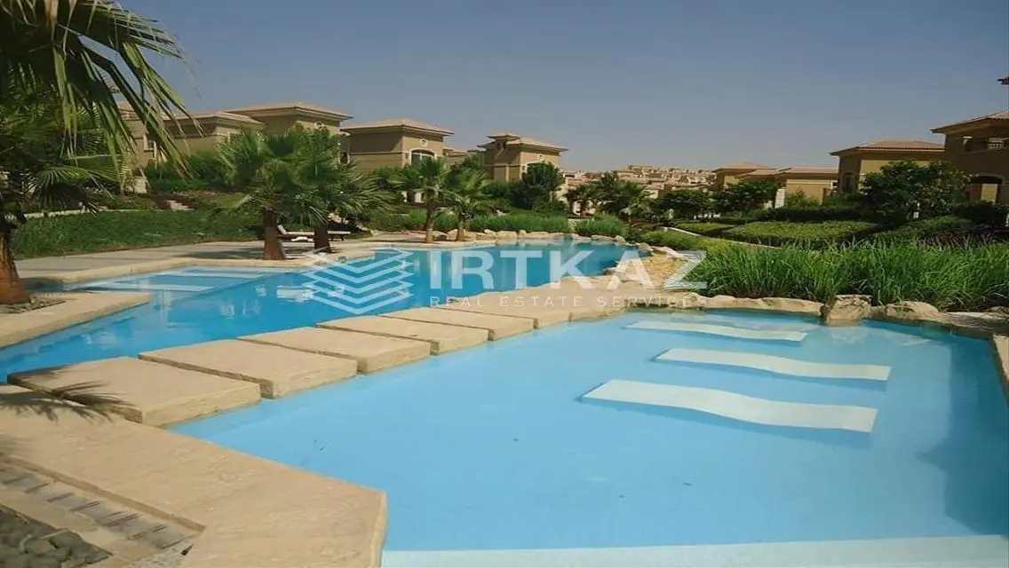 فيلا فاخرة للبيع مع إطلالة رائعة على البحيرة
