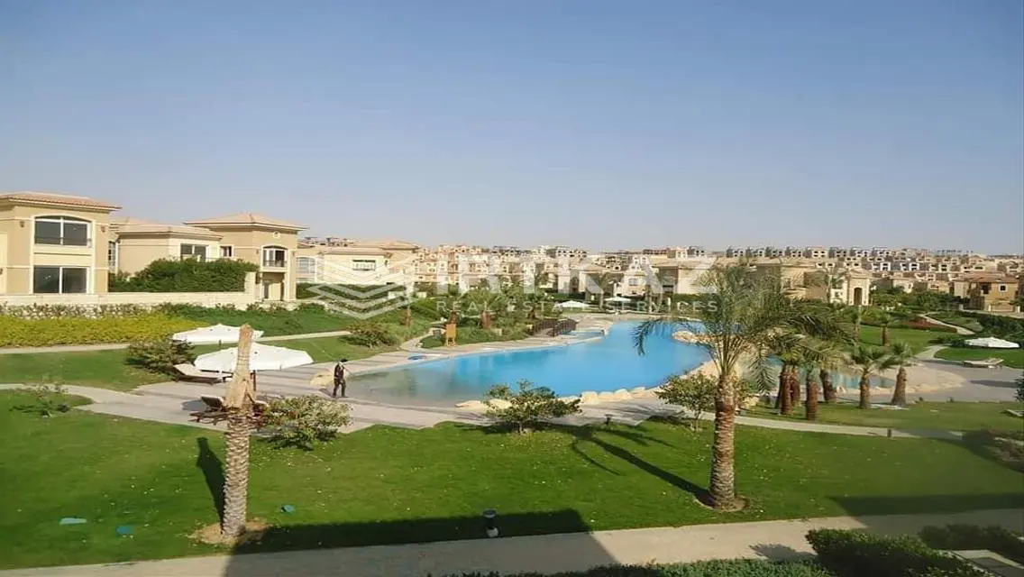 فيلا فاخرة للبيع مع إطلالة رائعة على البحيرة