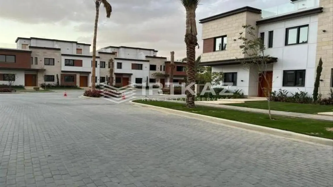 شقة فاخرة مطلة على بحيرة للبيع