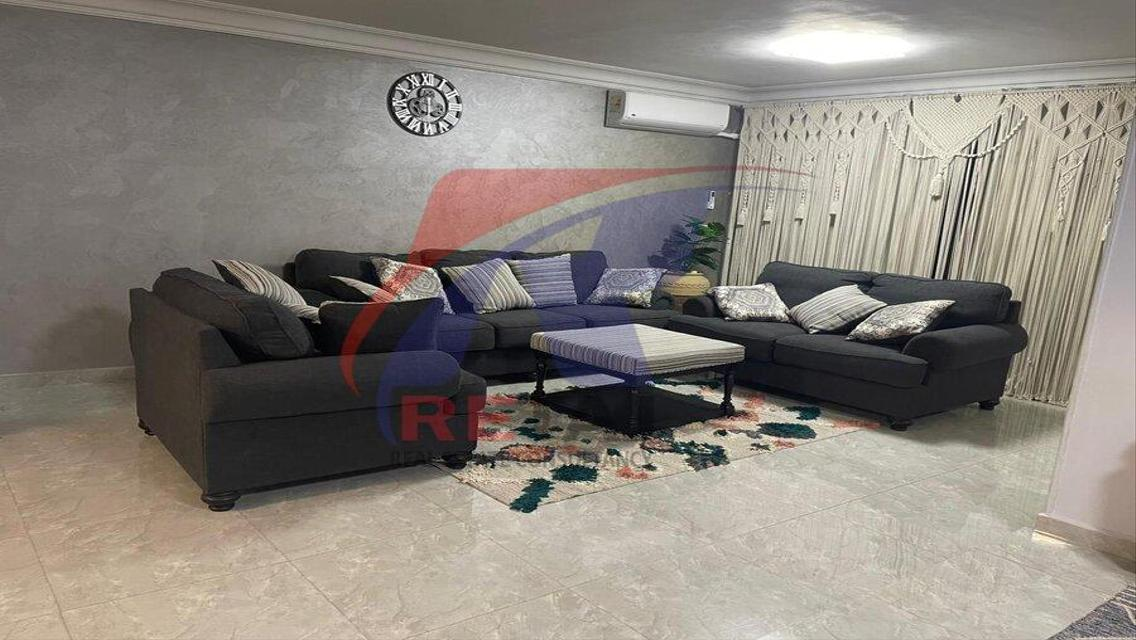 شقة فاخرة بمساحة واسعة مع غرفة دراسة وخدمات ممتازة