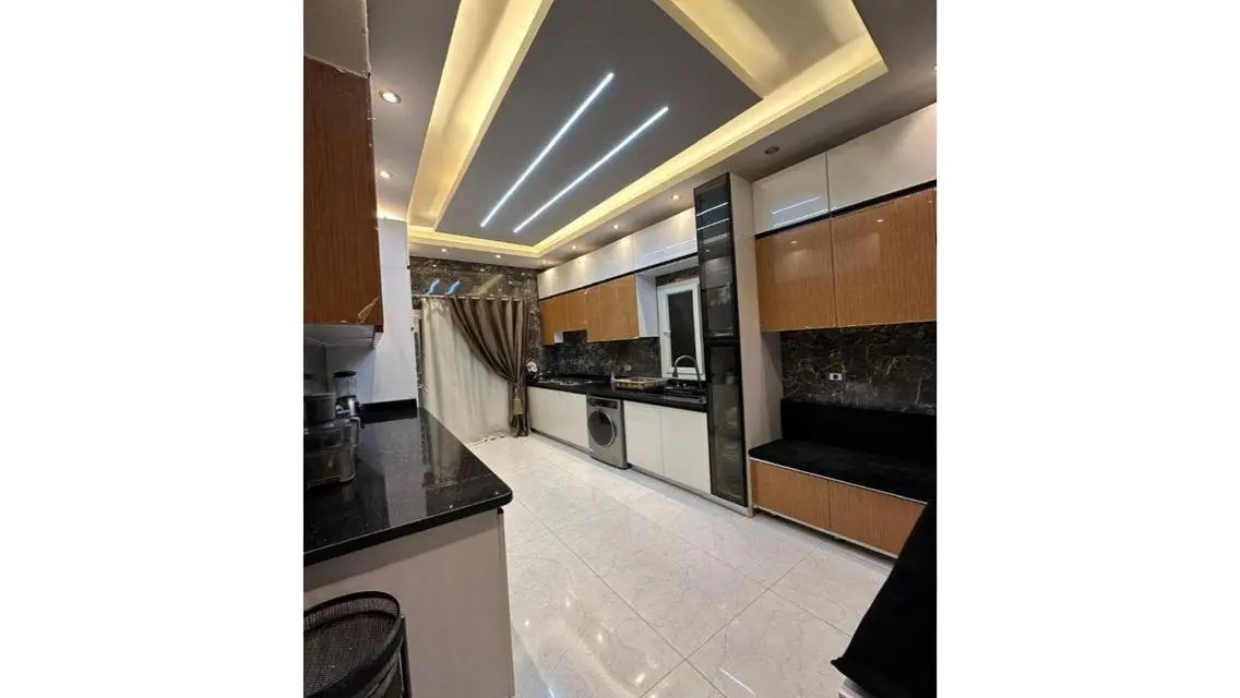 منزل حديث بتصميم أنيق مع شرفة وتكييف مركزي