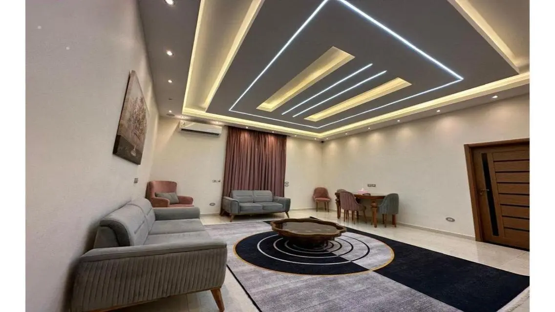 منزل حديث بتصميم أنيق مع شرفة وتكييف مركزي