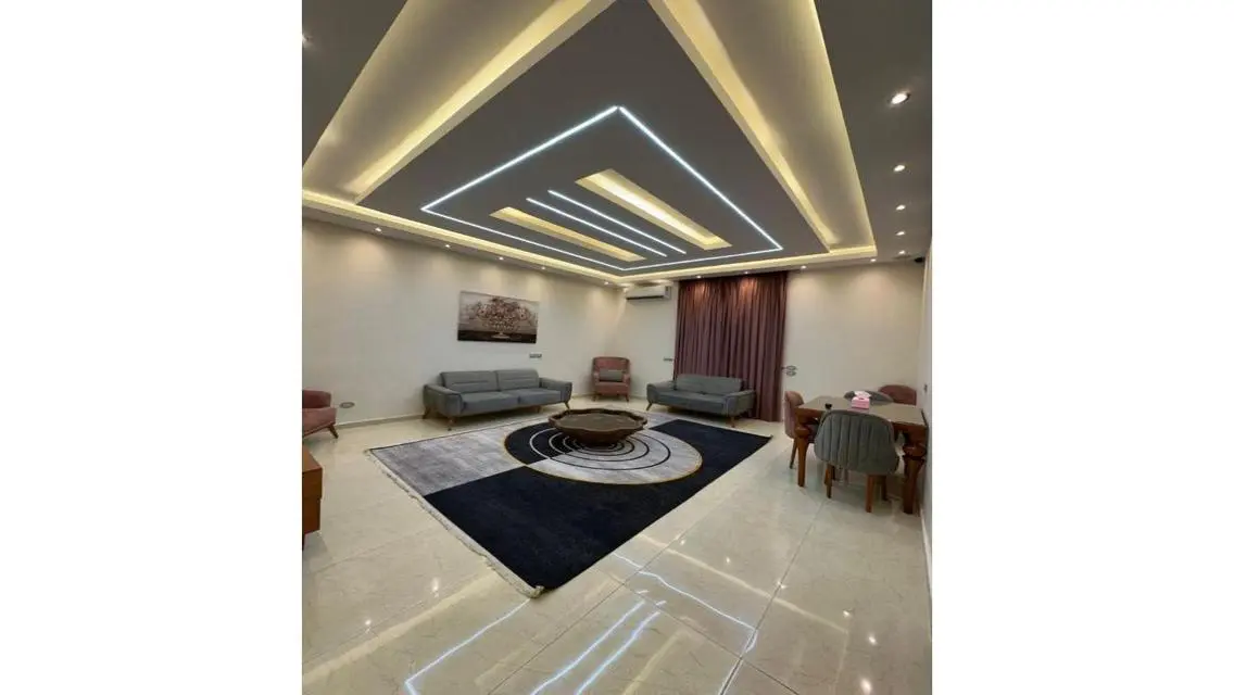 منزل حديث بتصميم أنيق مع شرفة وتكييف مركزي