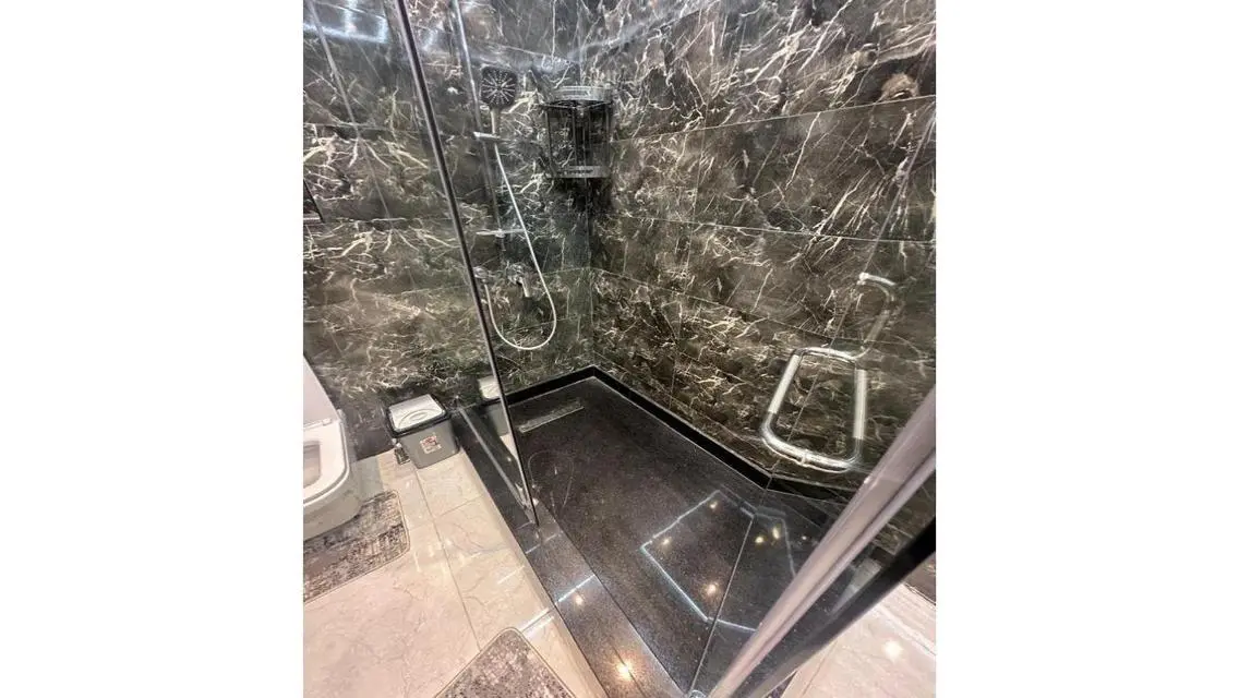 منزل حديث بتصميم أنيق مع شرفة وتكييف مركزي