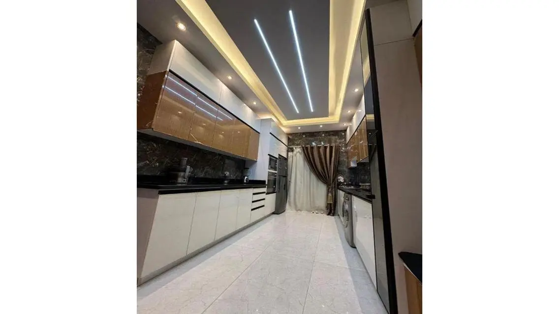 منزل حديث بتصميم أنيق مع شرفة وتكييف مركزي