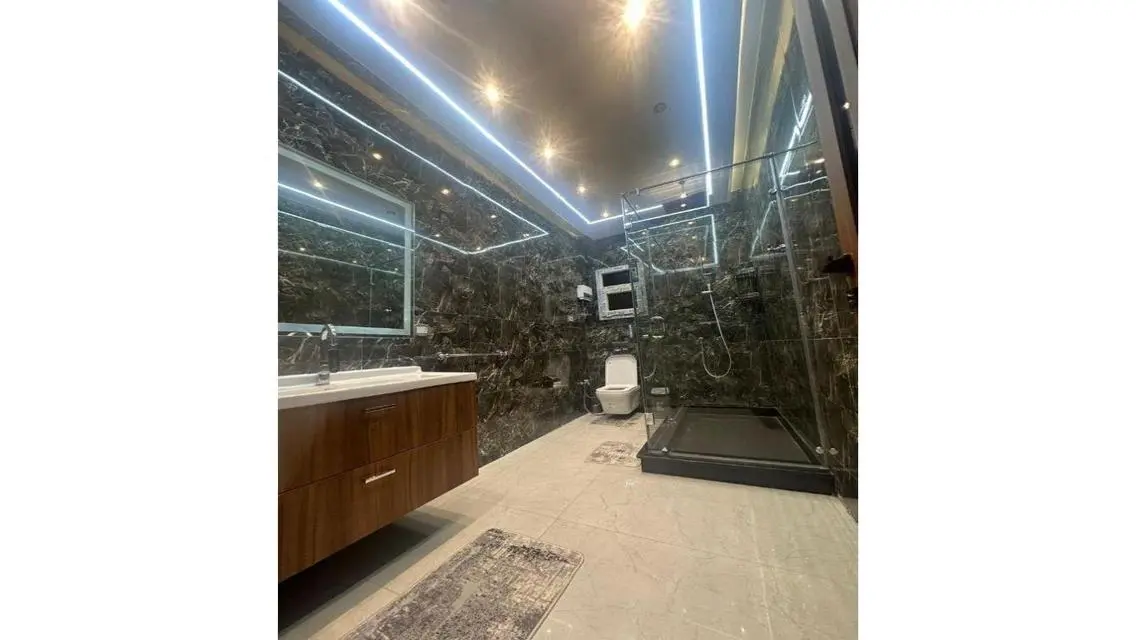منزل حديث بتصميم أنيق مع شرفة وتكييف مركزي
