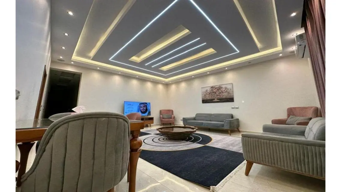 منزل حديث بتصميم أنيق مع شرفة وتكييف مركزي