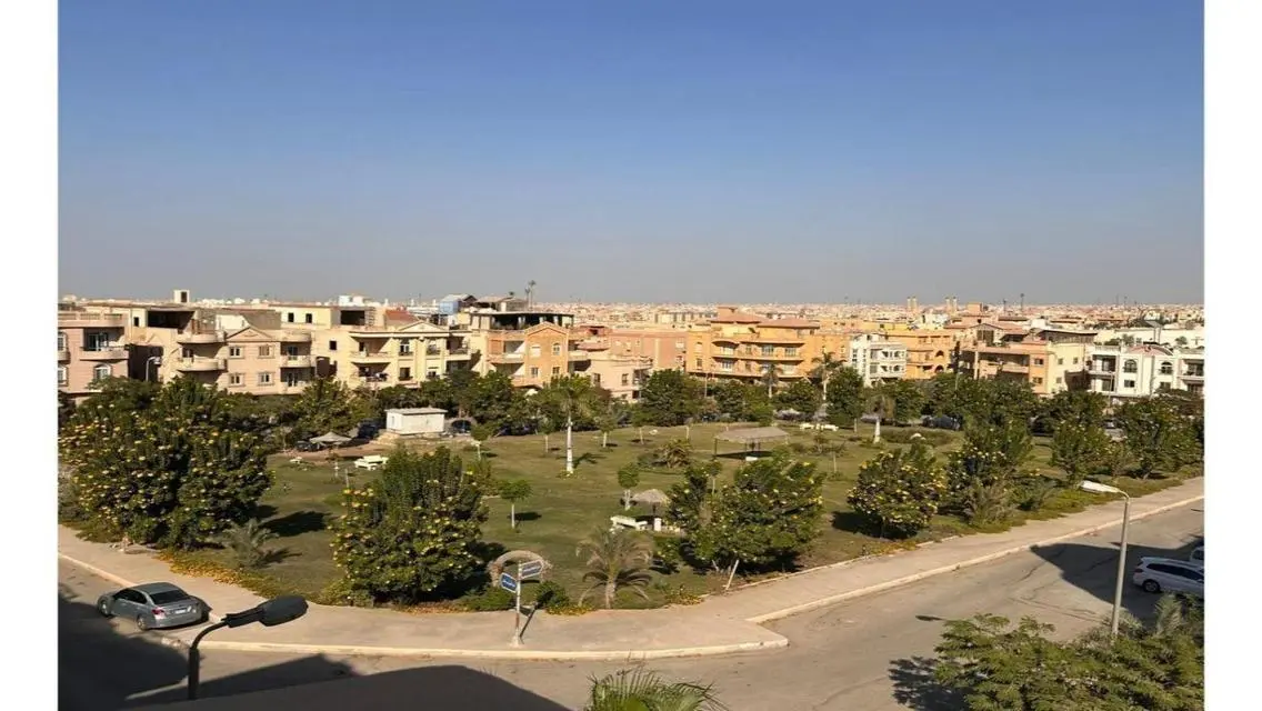 منزل حديث بتصميم أنيق مع شرفة وتكييف مركزي