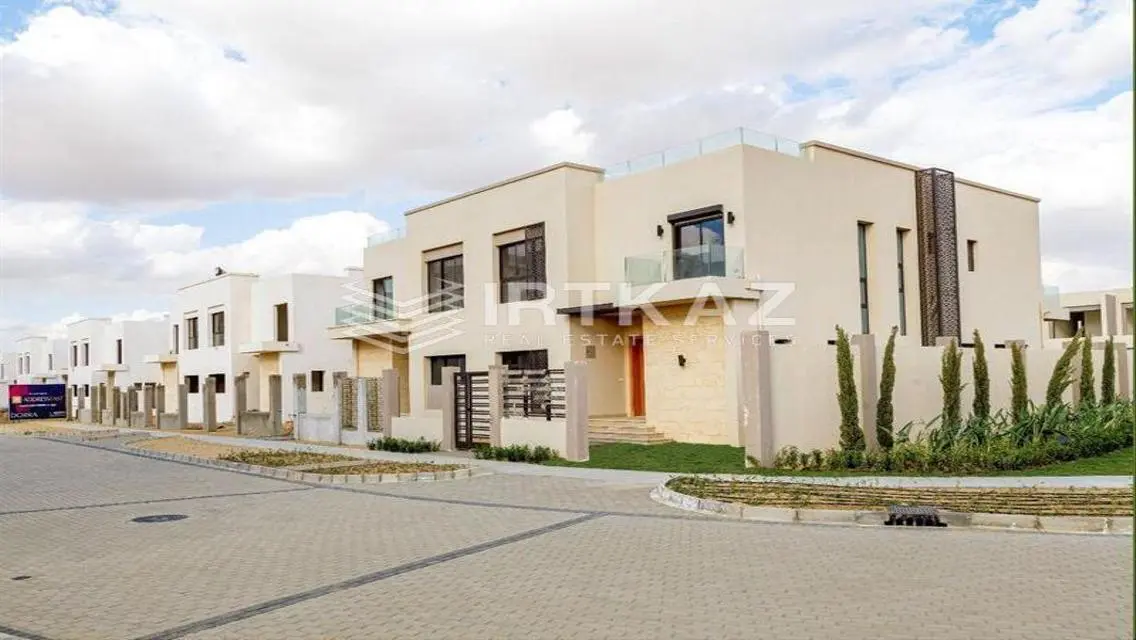 فيلا فاخرة تطل على بحيرة بالمرافق الحديثة
