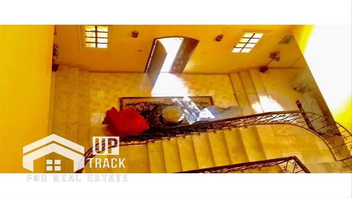 فيلا فاخرة للبيع مع مسبح خاص وحديقة