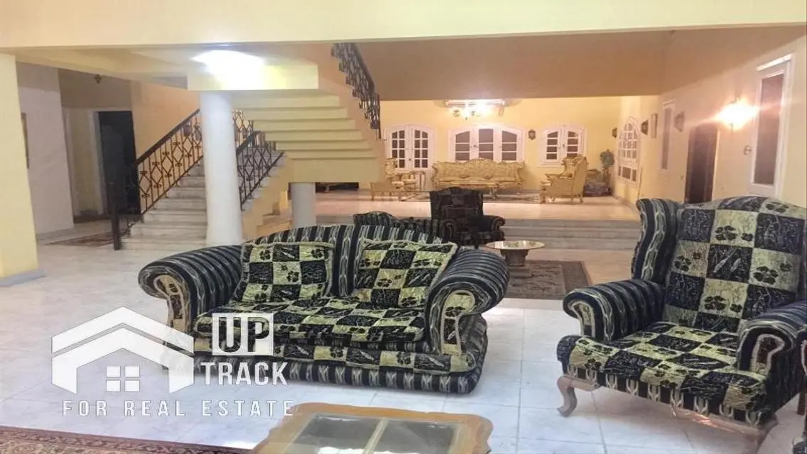 فيلا فاخرة للبيع مع مسبح خاص وحديقة