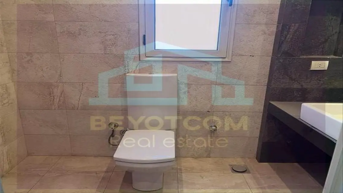 فيلا متميزة للبيع بمساحة واسعة مع حديقة خاصة