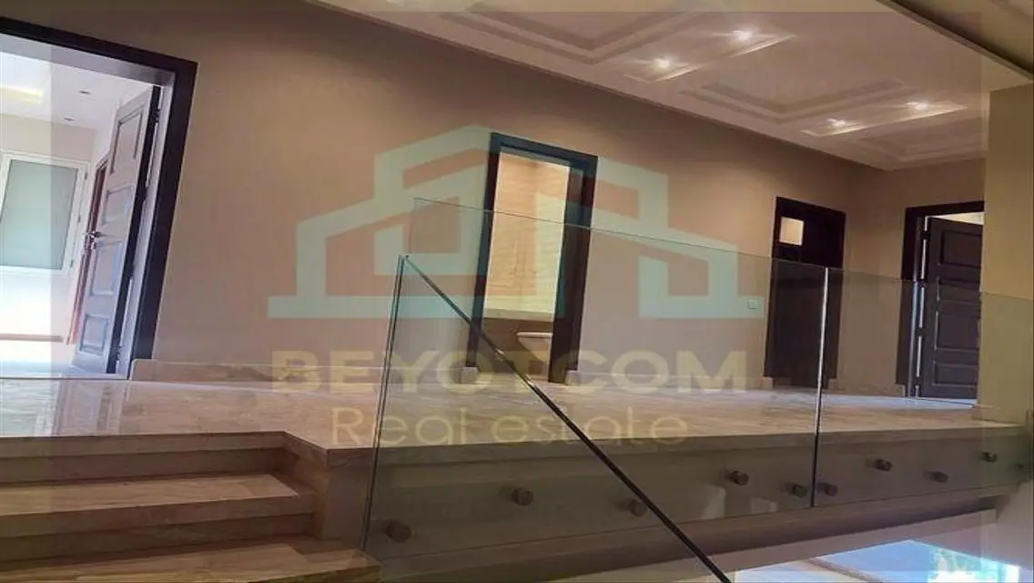 فيلا متميزة للبيع بمساحة واسعة مع حديقة خاصة