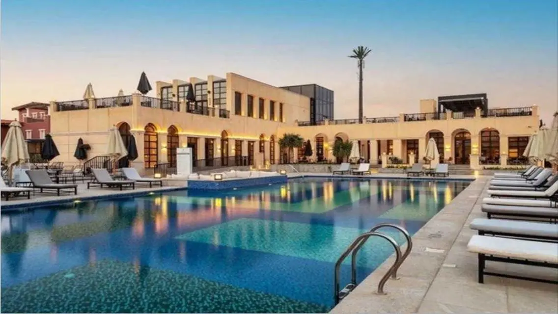 فيلا فاخرة مع حديقة خاصة ومسبح مشترك