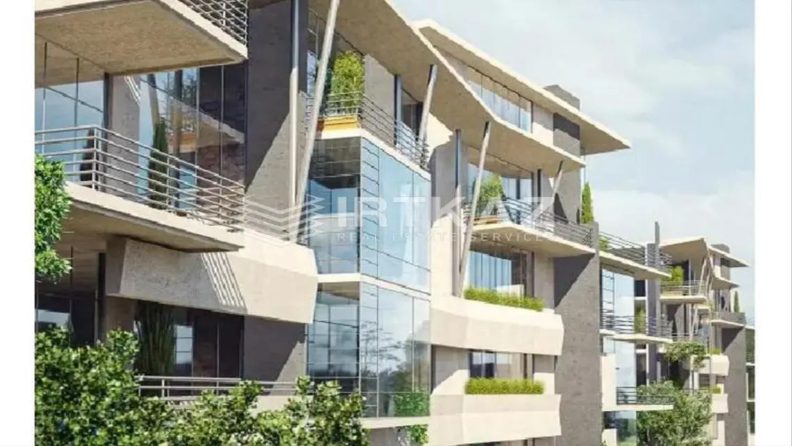 Luxury Apartment with Lake View