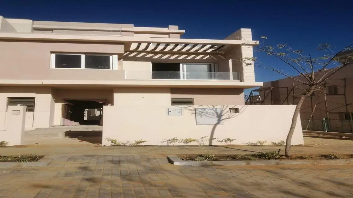 Luxury Villa with Private Garden and Pool in BISC AIS
