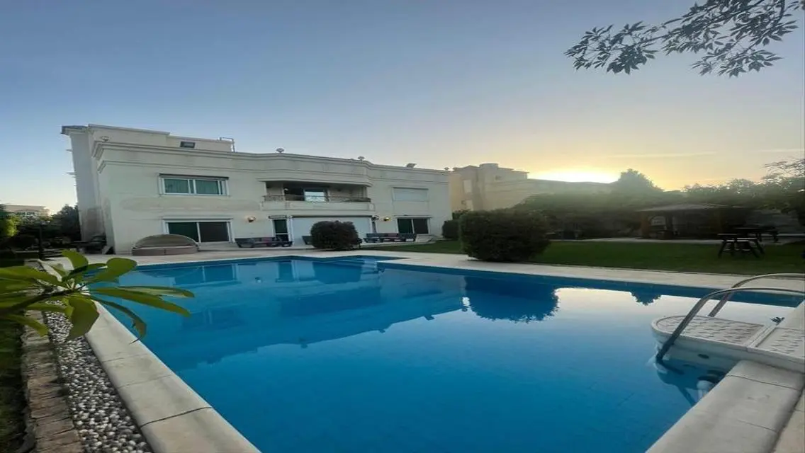 Luxury Villa with Private Garden and Pool in BISC AIS