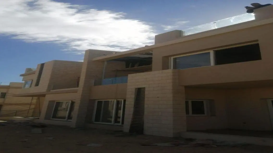 Luxury Villa with Private Garden and Pool in BISC AIS