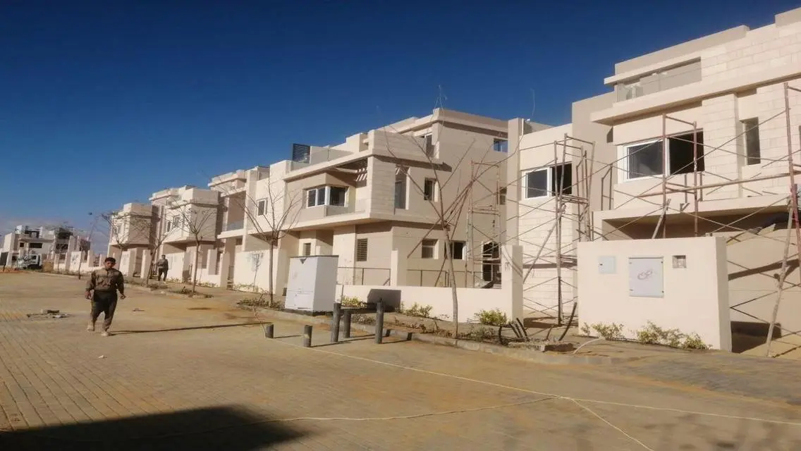 فيلا فاخرة للبيع بمساحة واسعة في أرقى المناطق