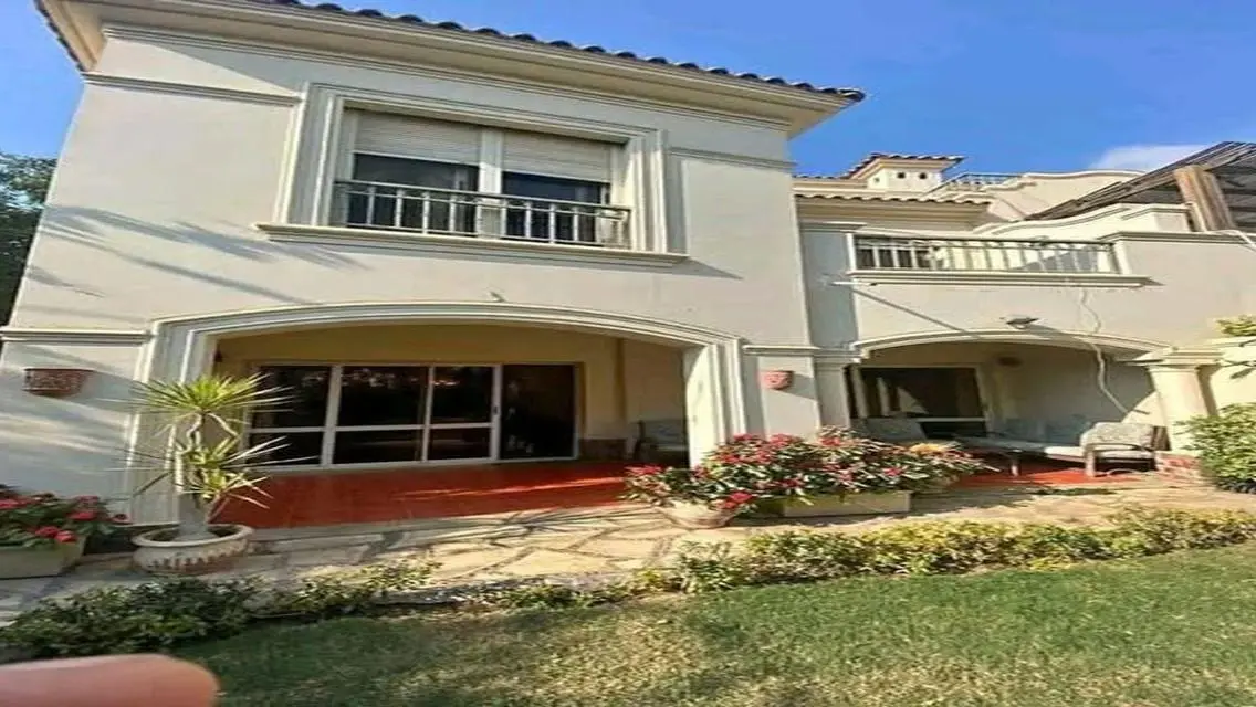 Luxury Villa for Sale with 4 Bedrooms and Stunning Lake View