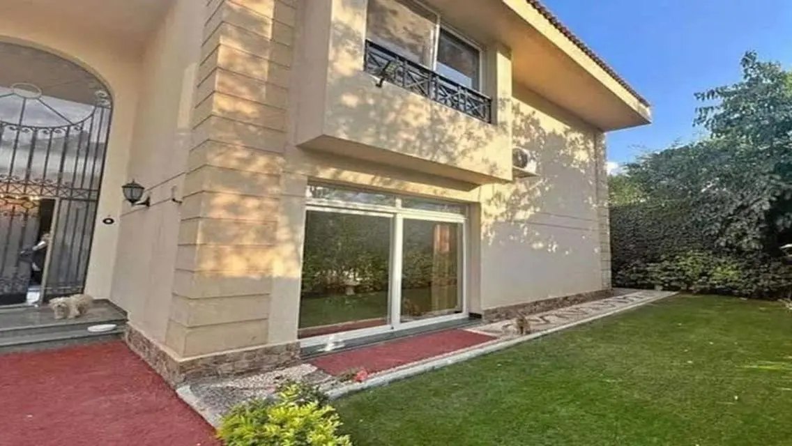 Luxury Villa for Sale with 4 Bedrooms and Stunning Lake View