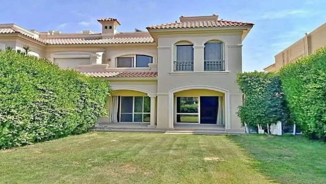 Luxury Villa for Sale with 4 Bedrooms and Stunning Lake View