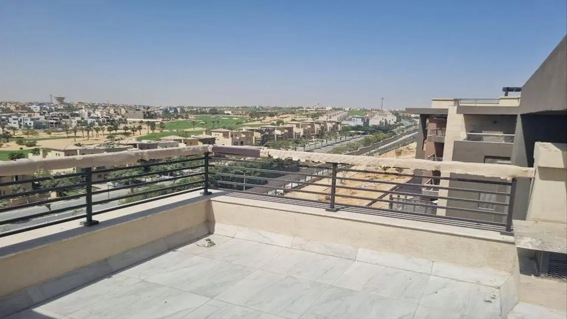 شقة فاخرة بمساحة واسعة مع حديقة خاصة ومسبح مشترك