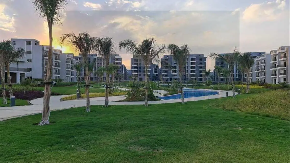 Luxury Apartment with Spacious Layout and Lake View