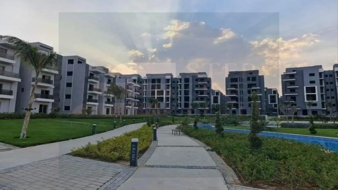 Luxury Apartment with Spacious Layout and Lake View