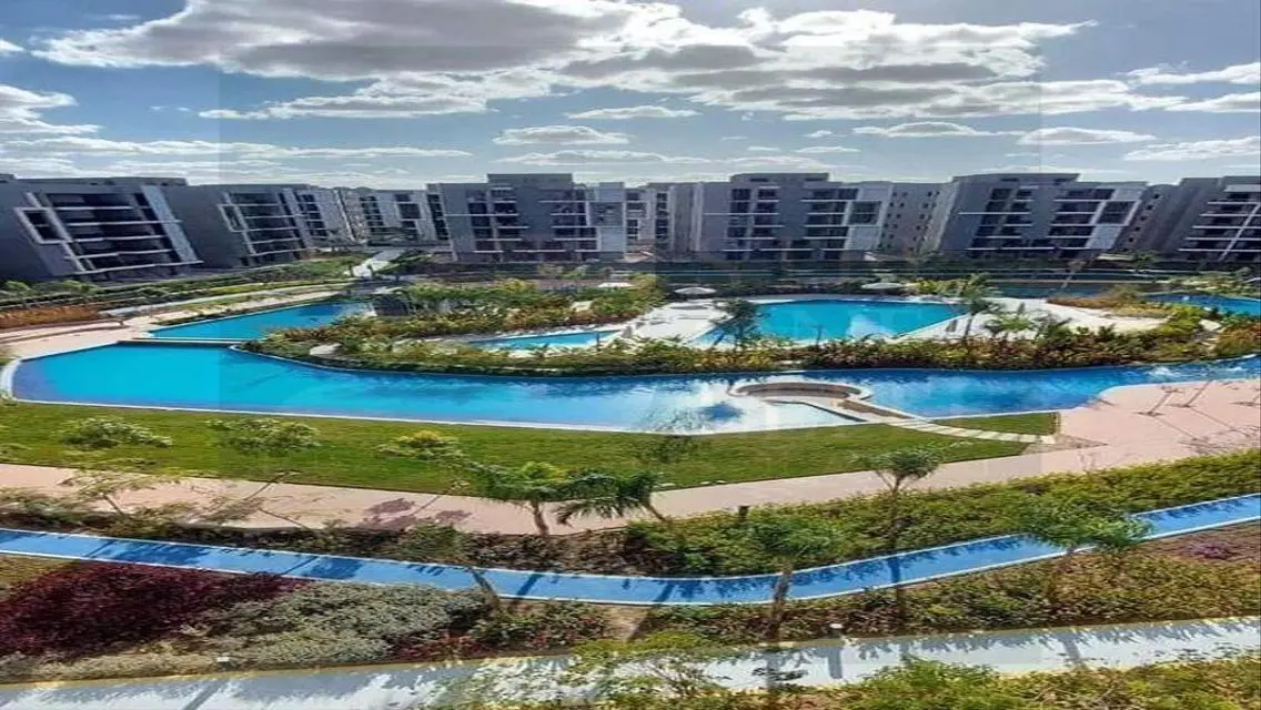 Luxury Apartment with Spacious Layout and Lake View