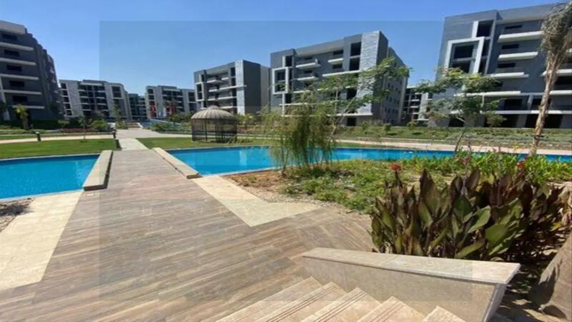 Luxury Apartment with Spacious Layout and Lake View