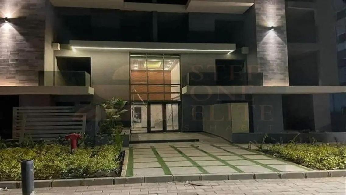 Luxury Apartment with Spacious Layout and Lake View