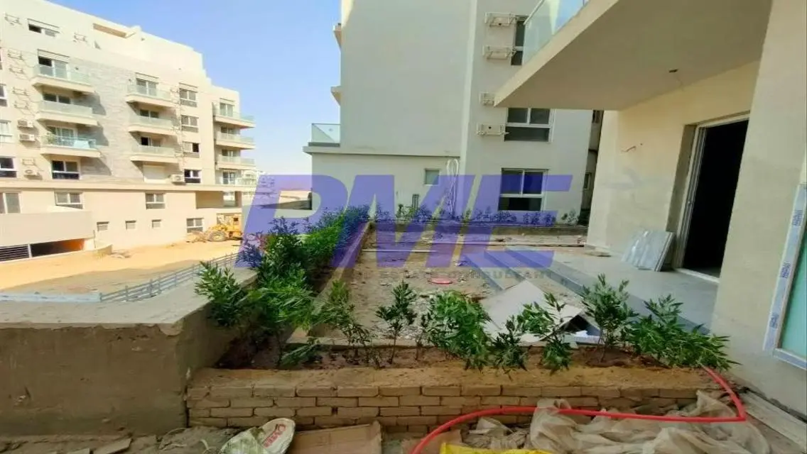 شقة للبيع بمساحة 215 متر بحمام سباحة خاص